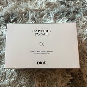 Dior capture totals skincare set